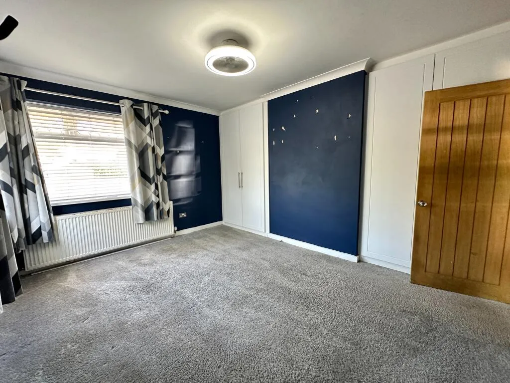 5 bed Detached Bungalow