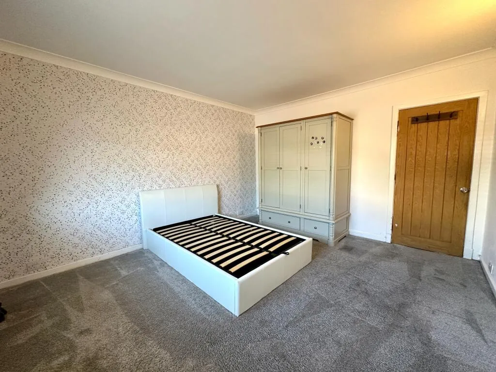 5 bed Detached Bungalow