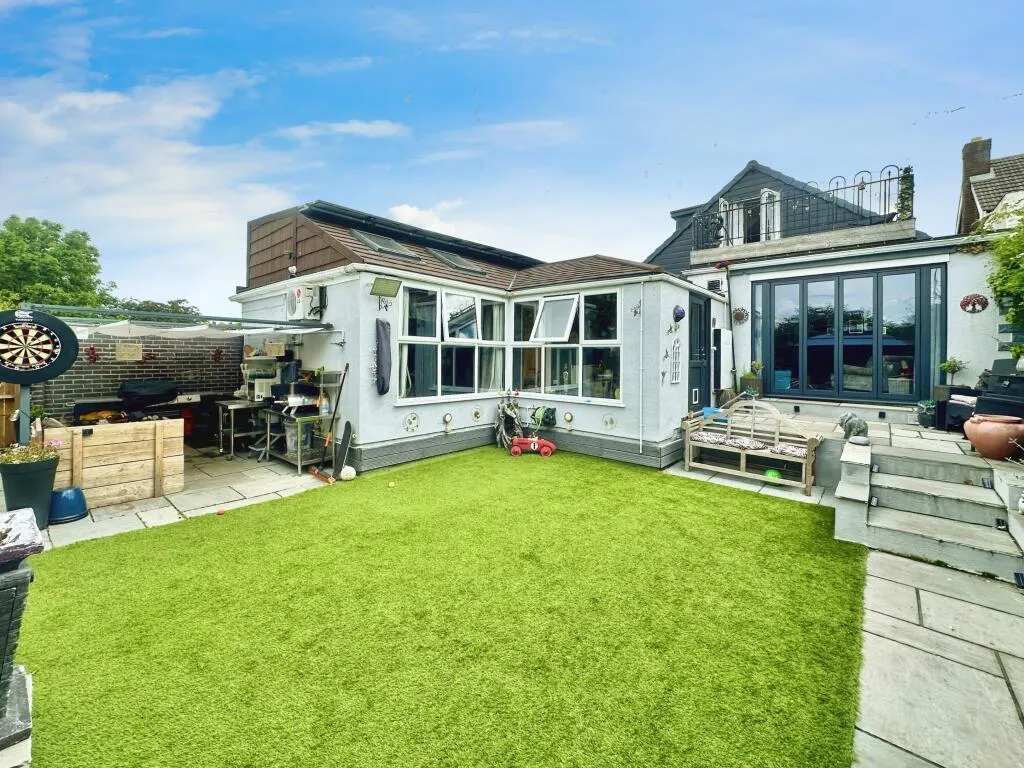 5 bed Detached Bungalow