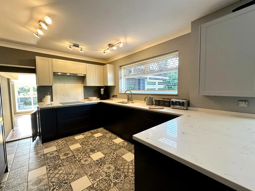 5 bed Detached Bungalow