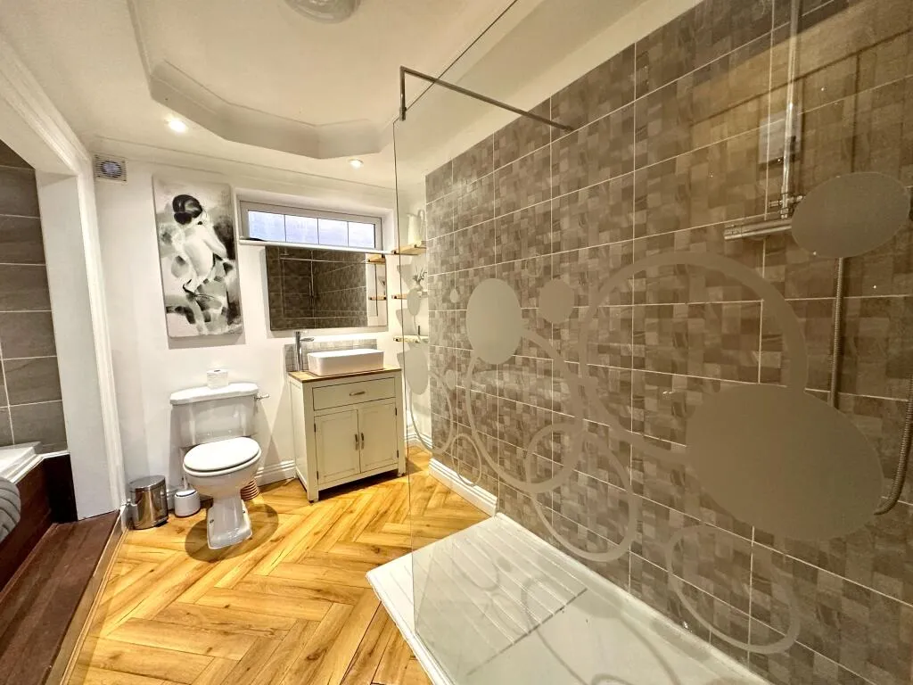 5 bed Detached Bungalow