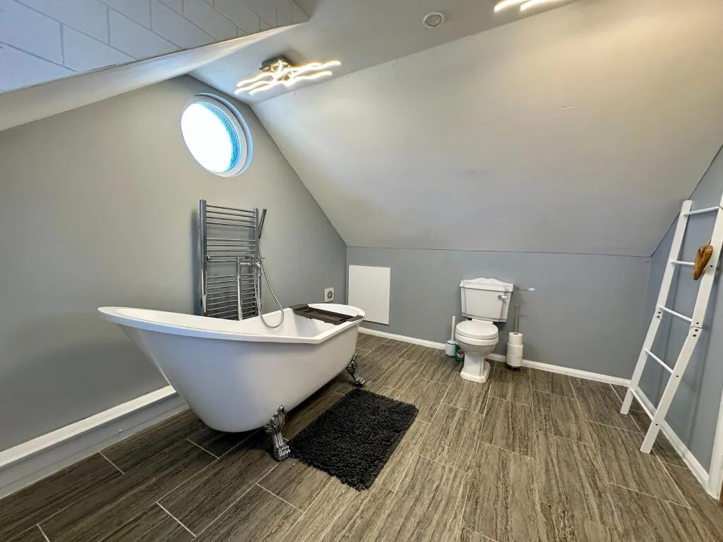 5 bed Detached Bungalow
