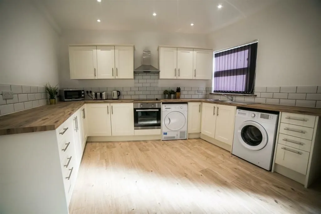 Two Gates, Halesowen, West Midlands, B63 2HY - Online Auctions