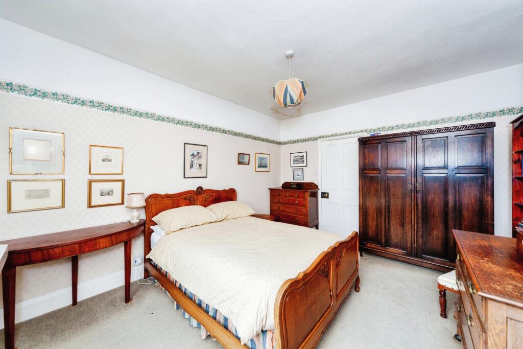 4 bed Semi-Detached