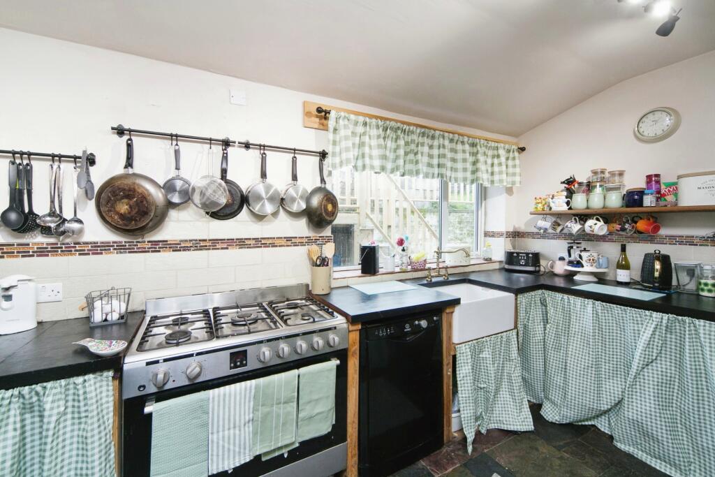 3 bed End of Terrace