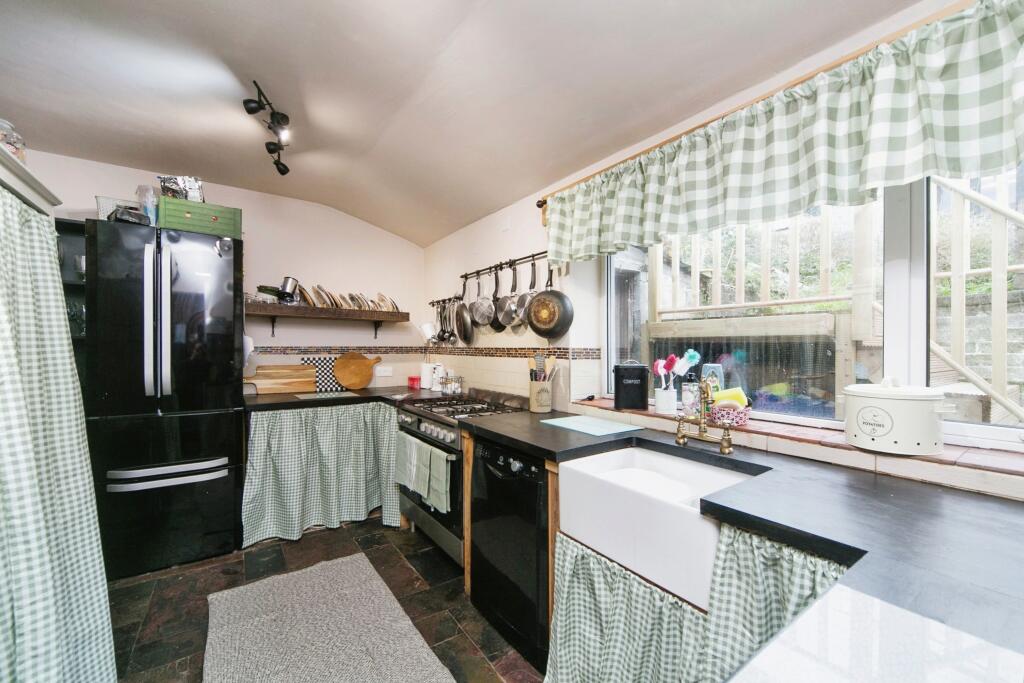 3 bed End of Terrace