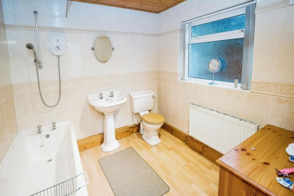 4 bed Detached