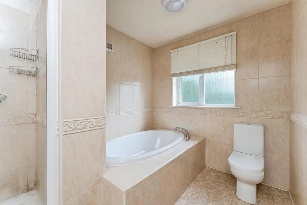 5 bed Detached