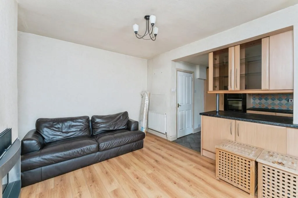 5 bed Detached