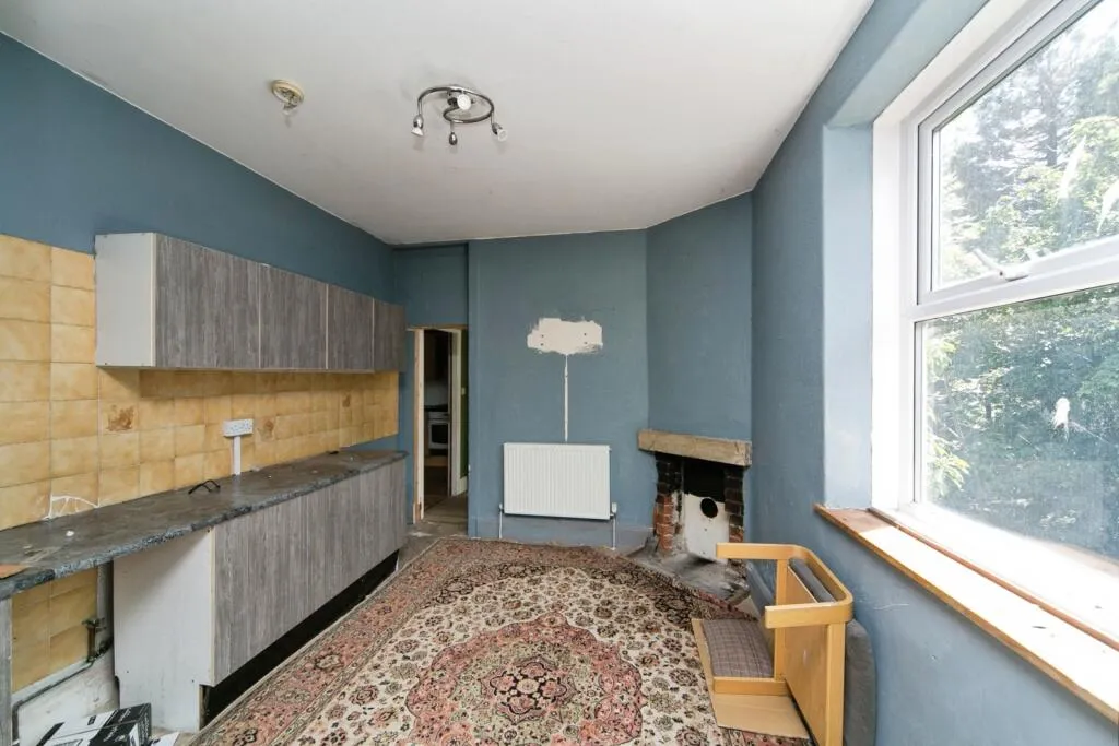 4 bed Mixed Use