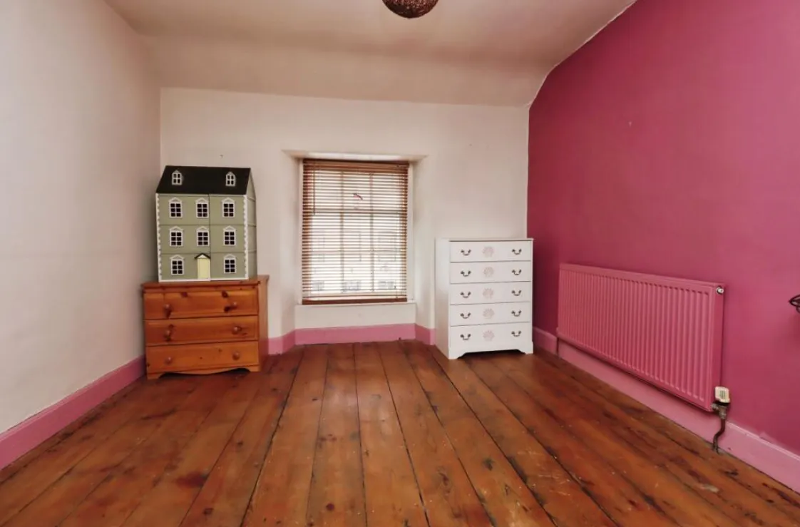 4 bed Commercial Property