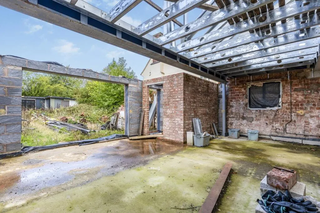 5 bed Detached