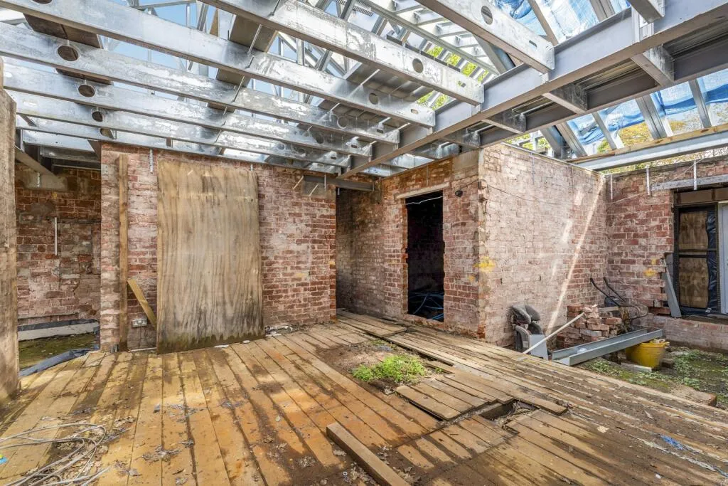 5 bed Detached