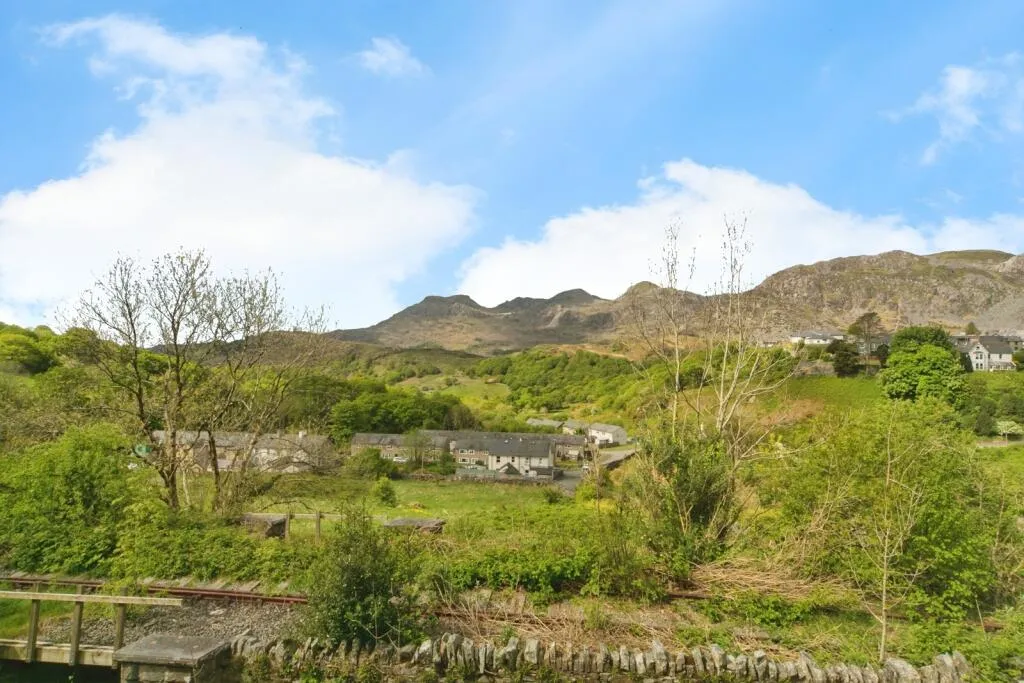 2 bed End of Terrace