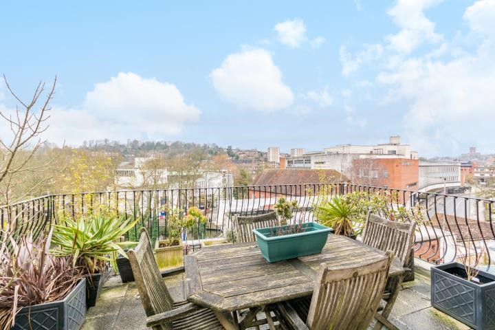 Flat 3, 12 Quarry Street, Guildford, GU1 3UY