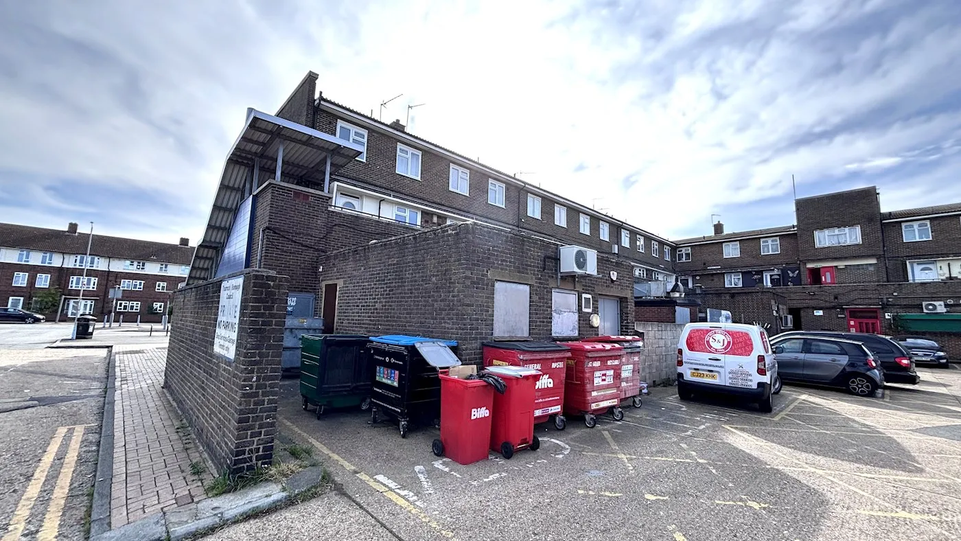 101-111, 125-129 & 131-135 Daiglen Drive Parade, South Ockendon, RM15 5EF