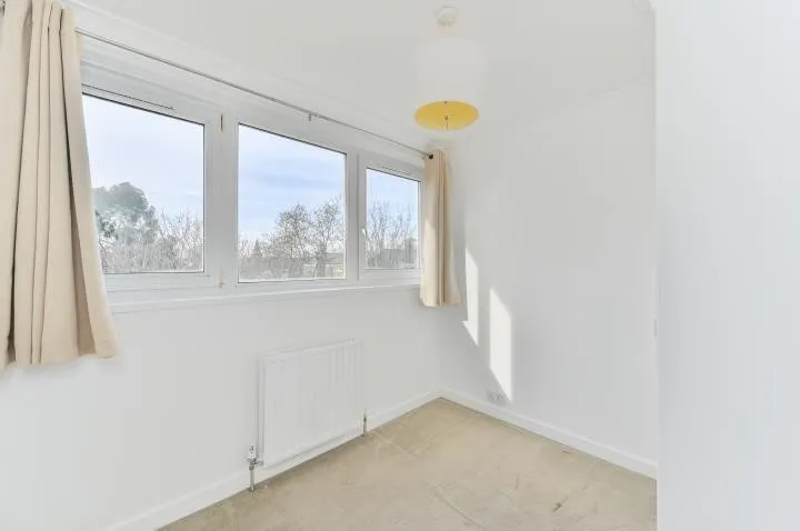 Roydon Close, London, SW11