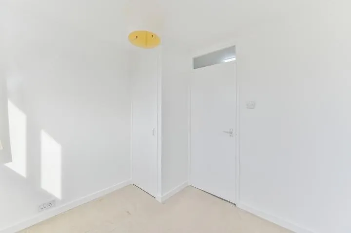 Roydon Close, London, SW11