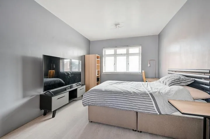 Foster Road, London, W3