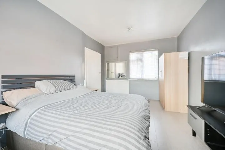 Foster Road, London, W3