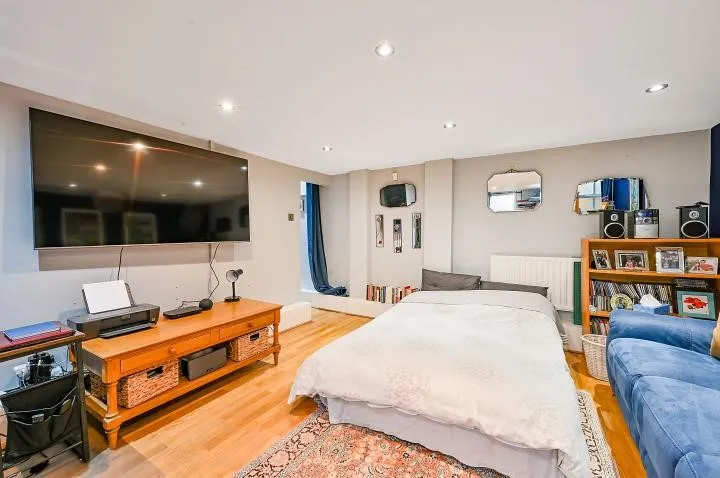 Freeland Road, London, W5