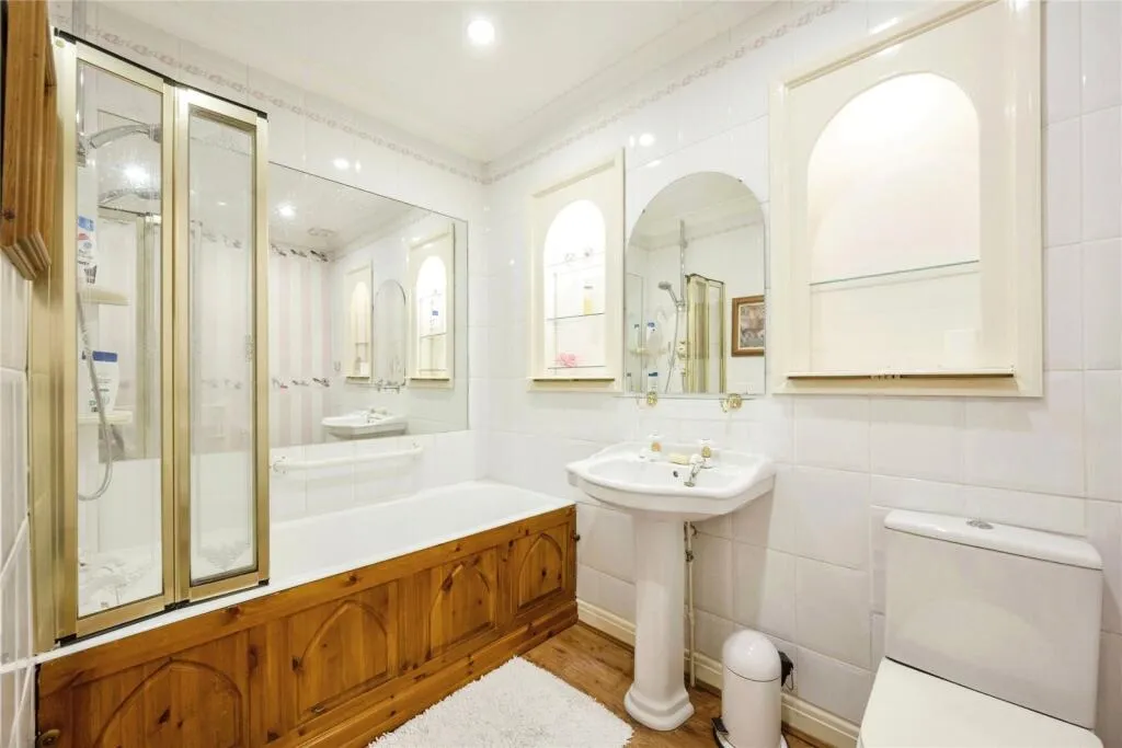 4 bed Detached