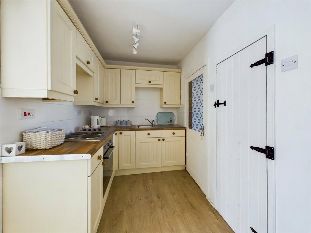 2 bed Retail Property (high street)