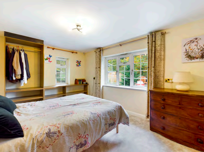 6 bed Detached