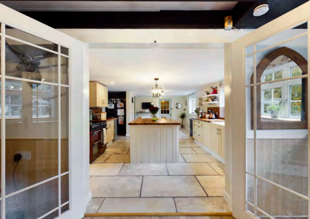 6 bed Detached