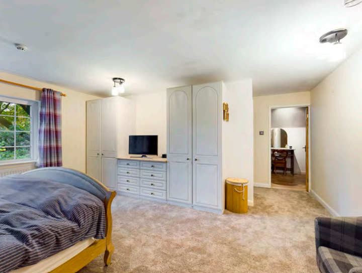 6 bed Detached