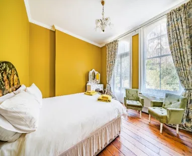 11 bed Detached