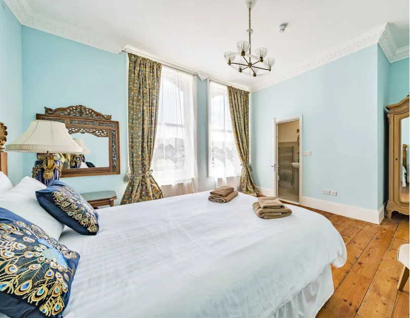 11 bed Detached