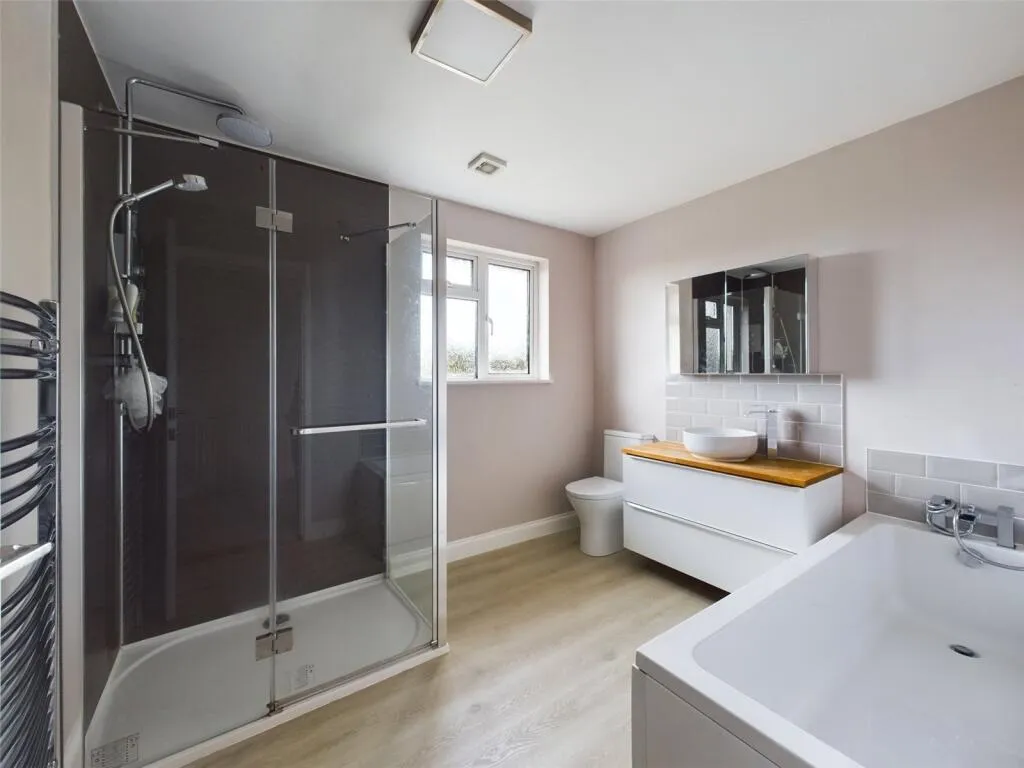 5 bed Detached