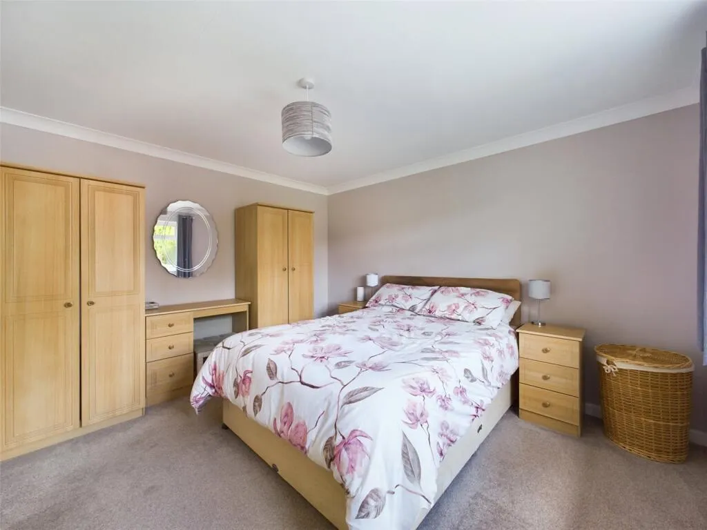 5 bed Detached