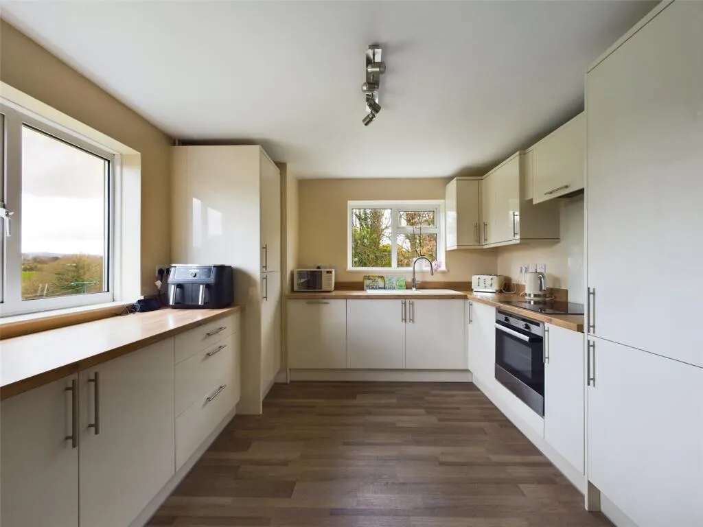 5 bed Detached