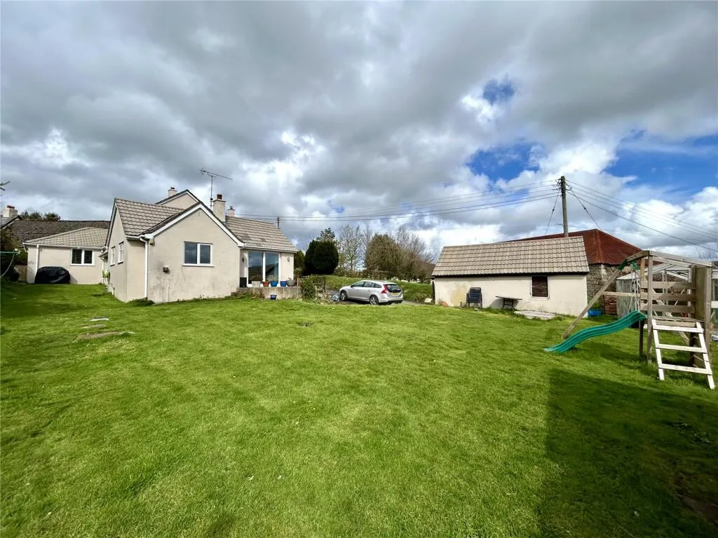 5 bed Detached