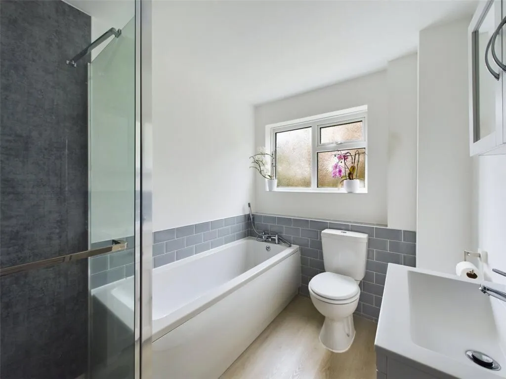 5 bed Detached