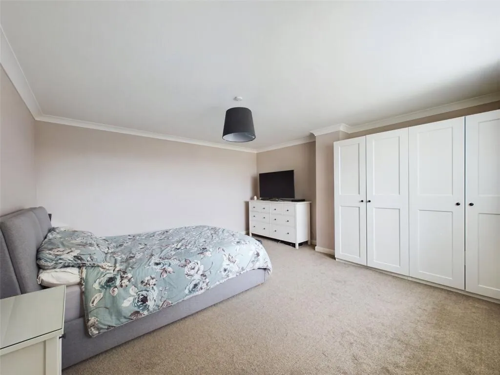 5 bed Detached