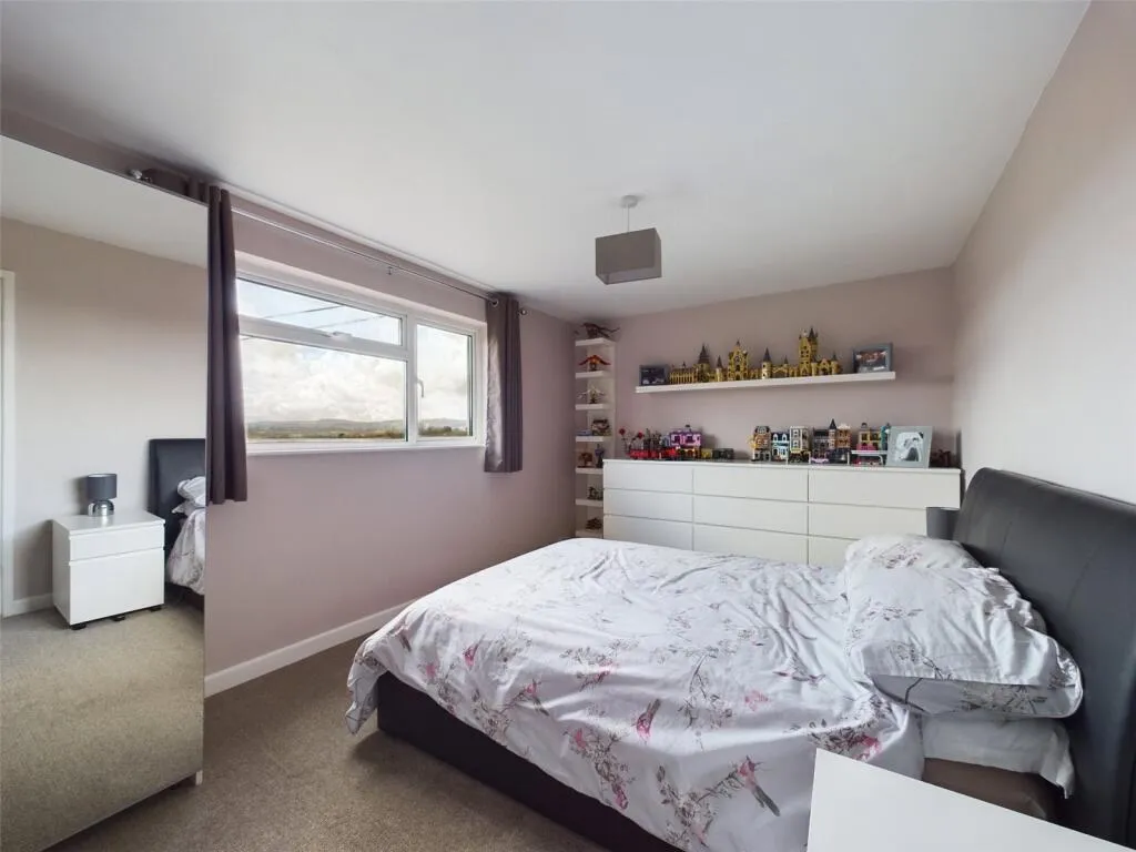 5 bed Detached