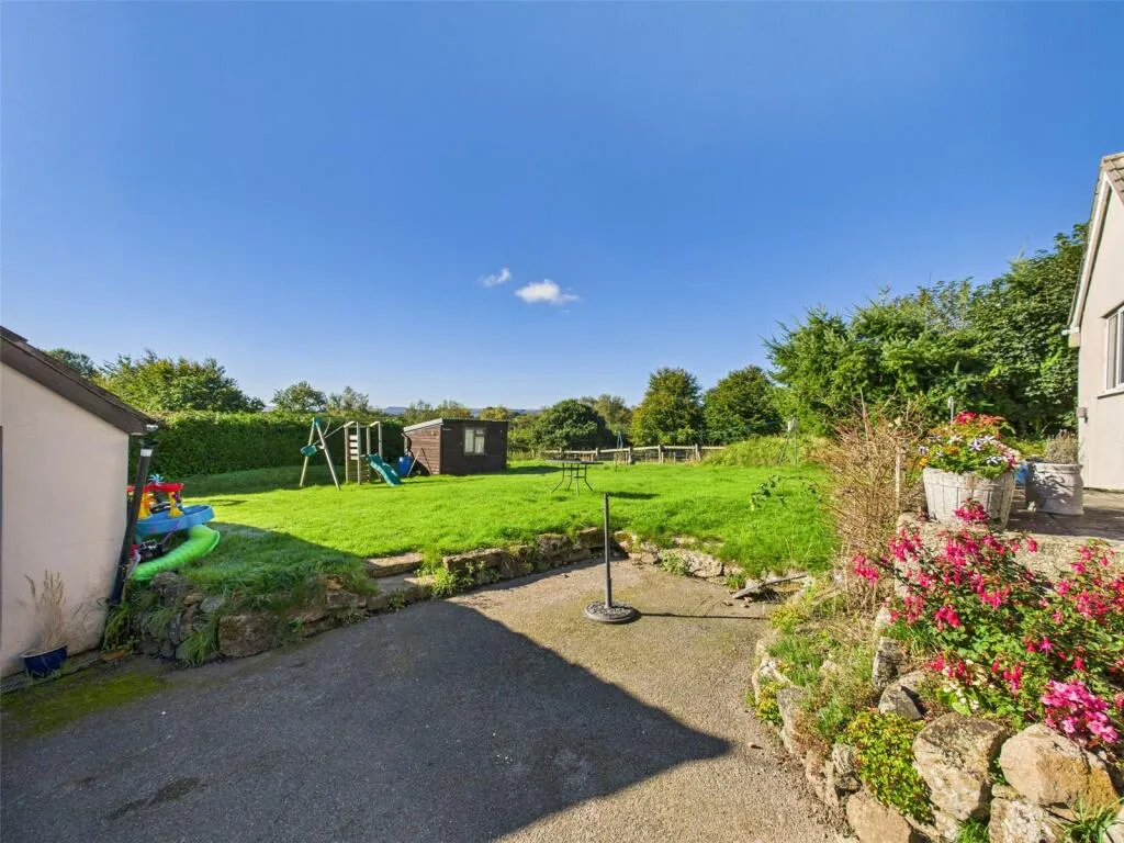 5 bed Detached