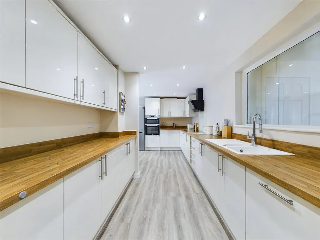 5 bed Detached