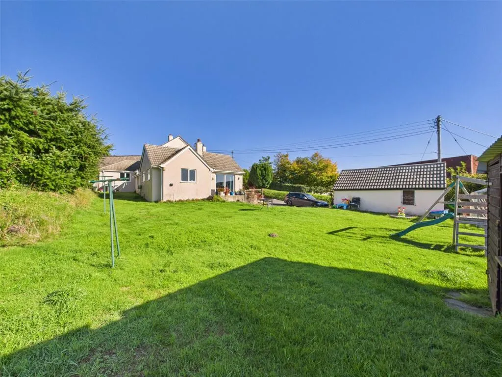 5 bed Detached