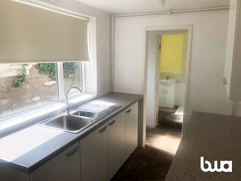 3 bedroom mid terraced house in Wolverhampton