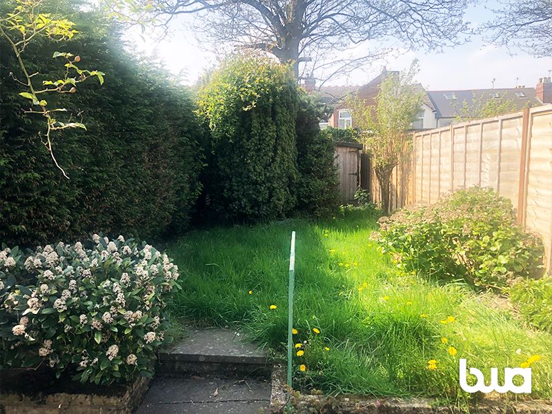3 bedroom mid terraced house in Wolverhampton