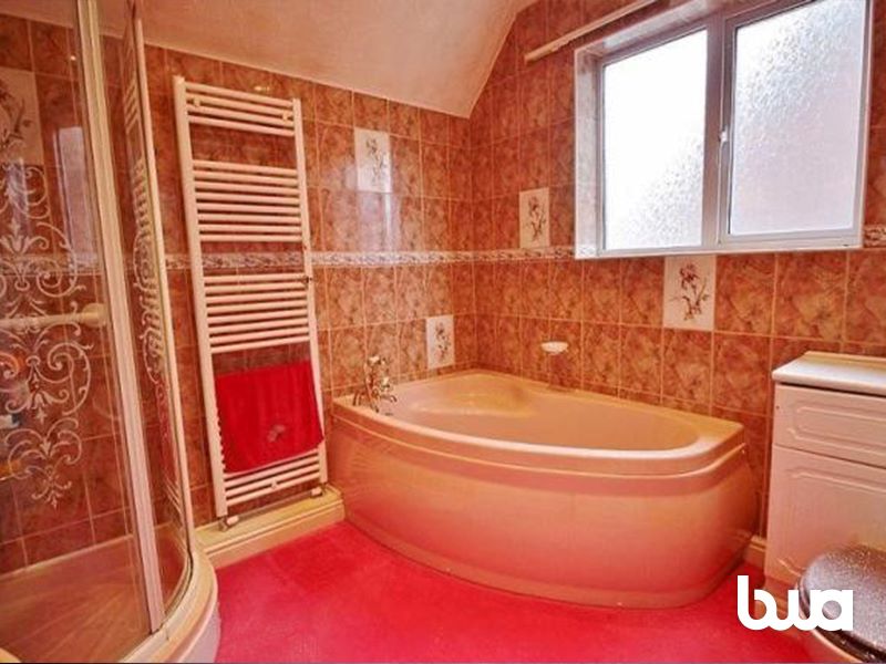 4 bedroom detached house in Wolverhampton