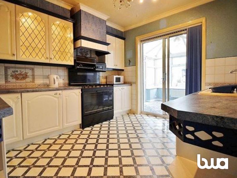 4 bedroom detached house in Wolverhampton