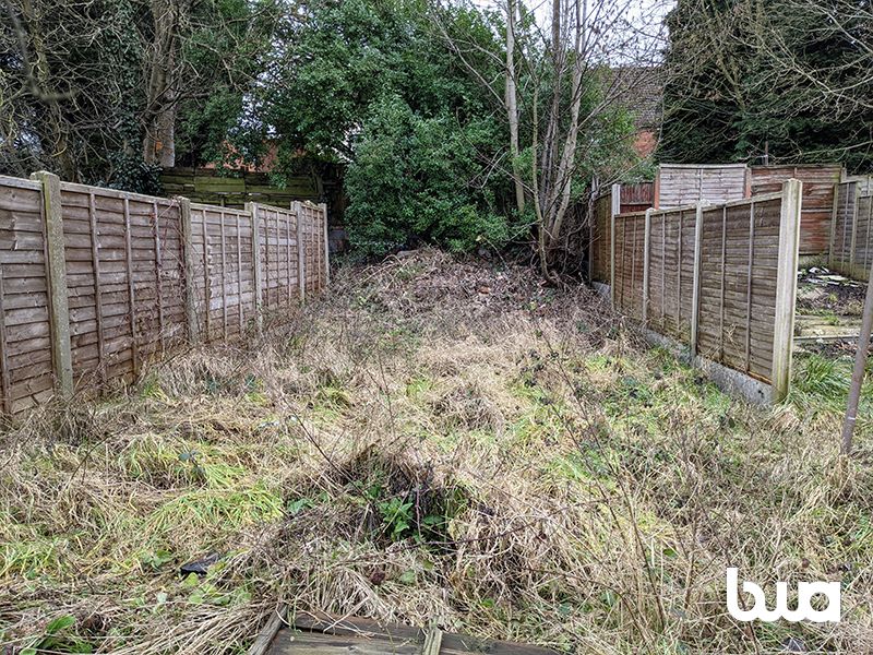 3 bedroom mid terraced house in Wolverhampton