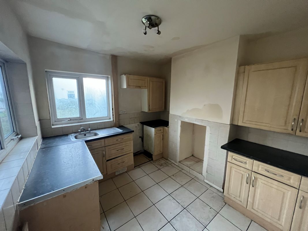 3 bedroom mid terraced house in Wolverhampton