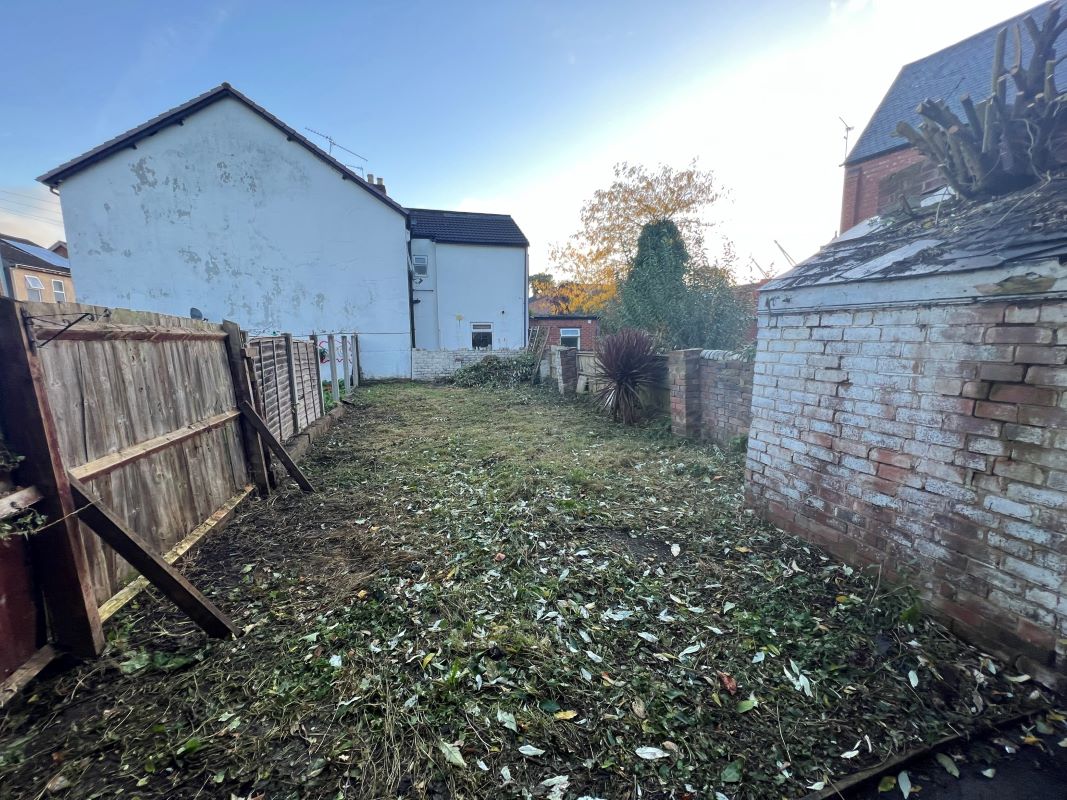 3 bedroom mid terraced house in Wolverhampton