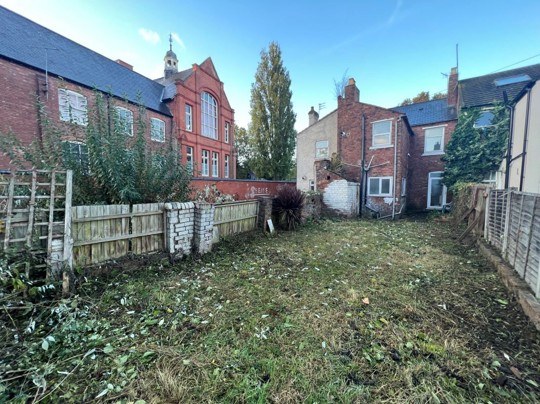 3 bedroom mid terraced house in Wolverhampton